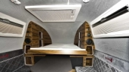 Wnętrze kapsuły gwarantuje 4 miejsca do spania, a w ciągu dnia stół z kanapami - zdjęcie 2